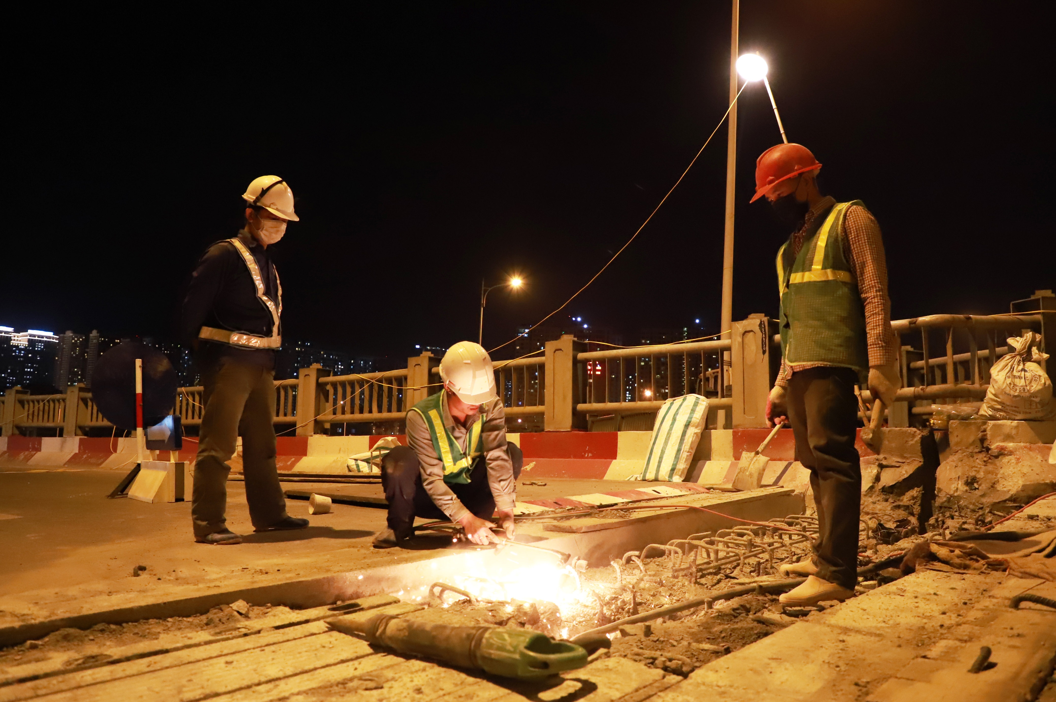 Sua chua cau Vinh Tuy anh 9