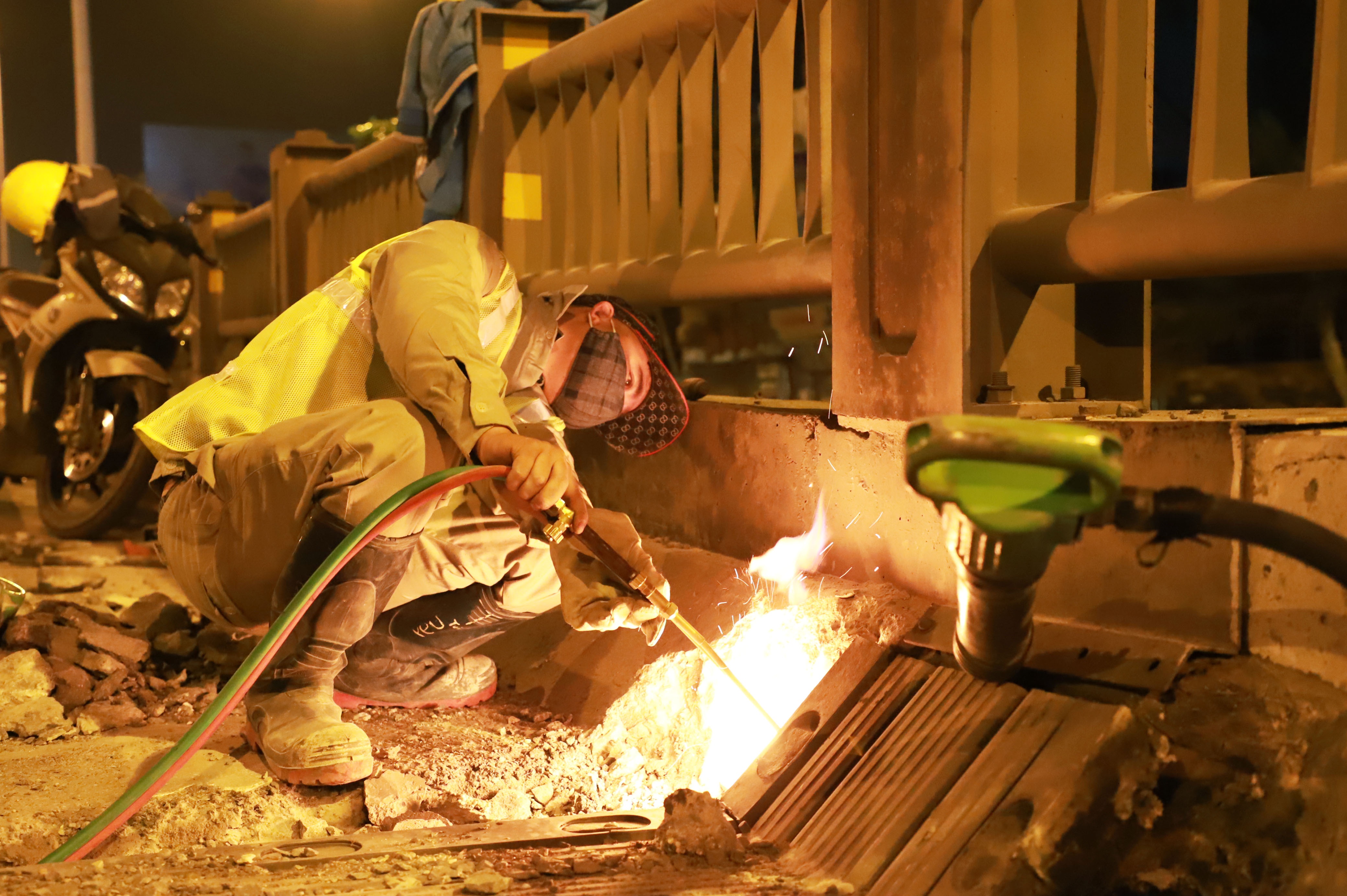 Cong nhan thuc trang dem sua cau hinh anh