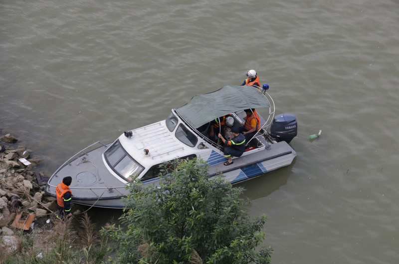 Cuu 9X nhay xuong song Hong hinh anh