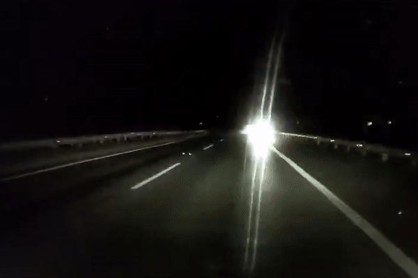 Hai oto chay nguoc chieu tren cao toc Noi Bai - Lao Cai hinh anh