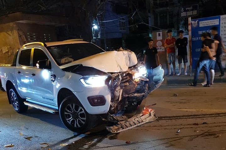 Xe ban tai mat lai tong nha dan, 1 nguoi bi thuong hinh anh