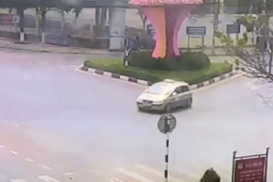 Tong xe taxi, 2 nguoi di moto lon nhao hinh anh