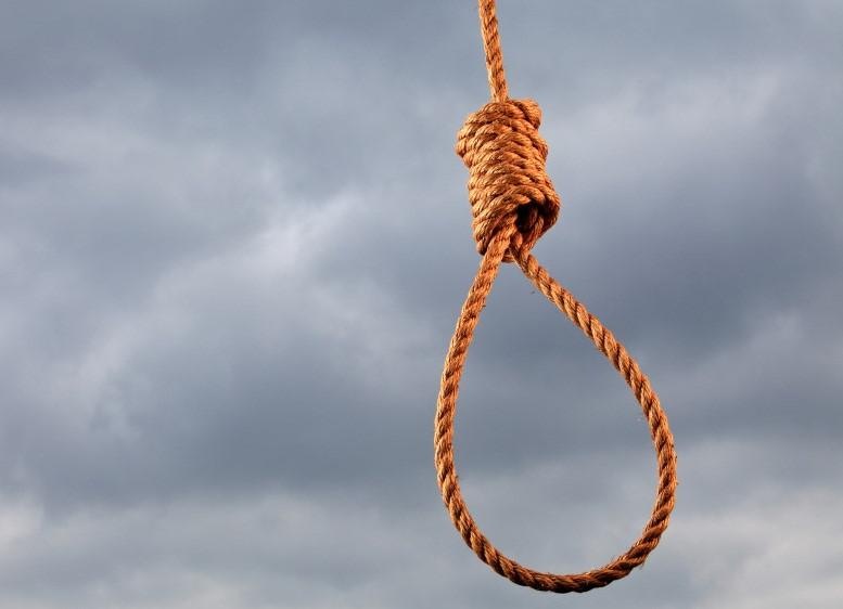 Nguoi dan ong tu vong trong tu the treo co hinh anh