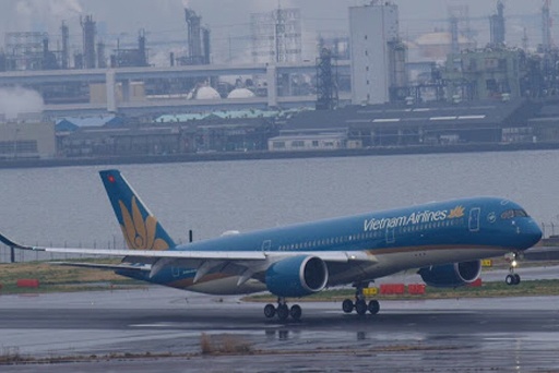 Ha Noi tim 27 khach thuong gia cung chuyen bay voi benh nhan Covid-19 hinh anh