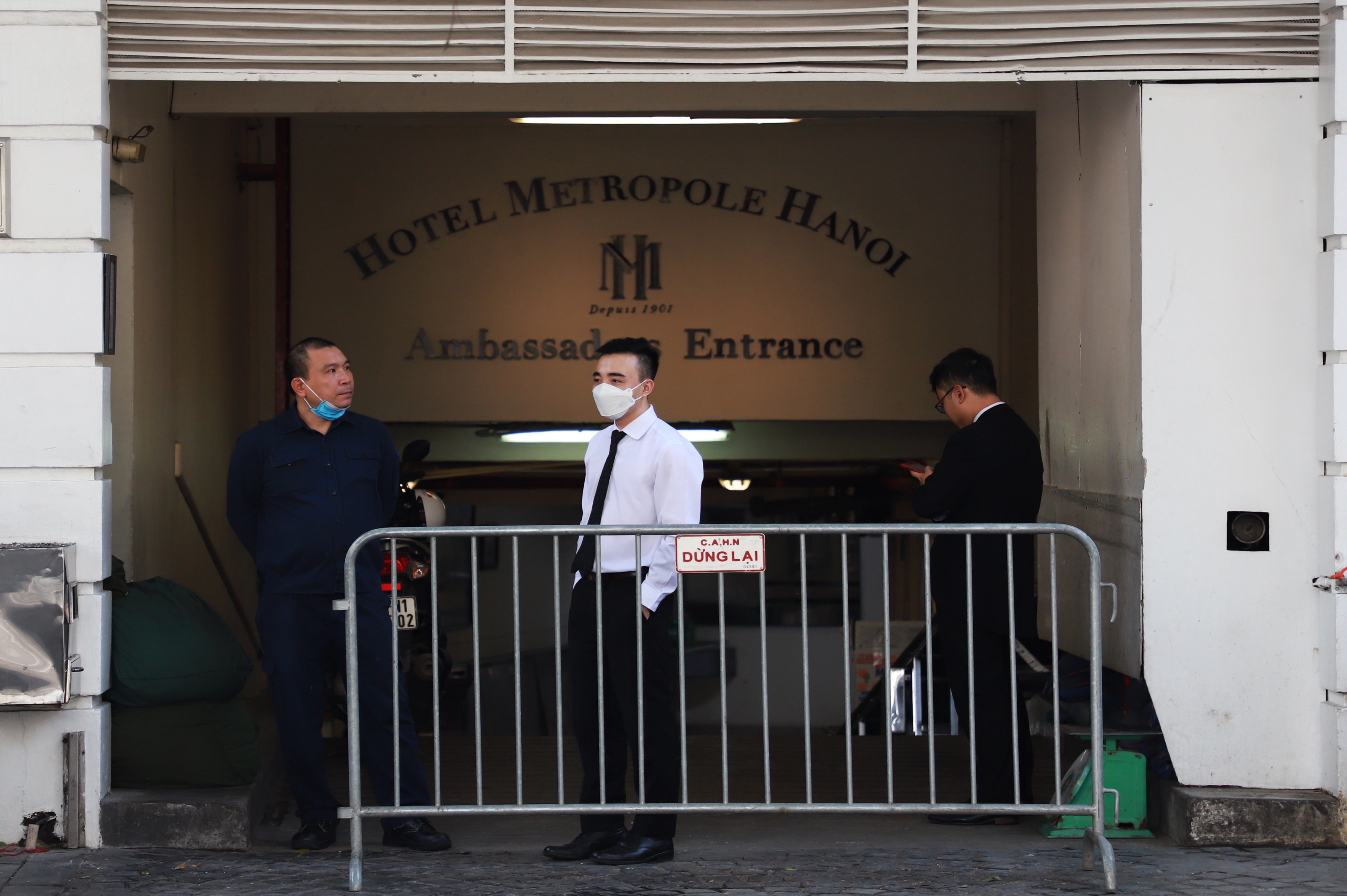 Khach san Metropole dong cua anh 4