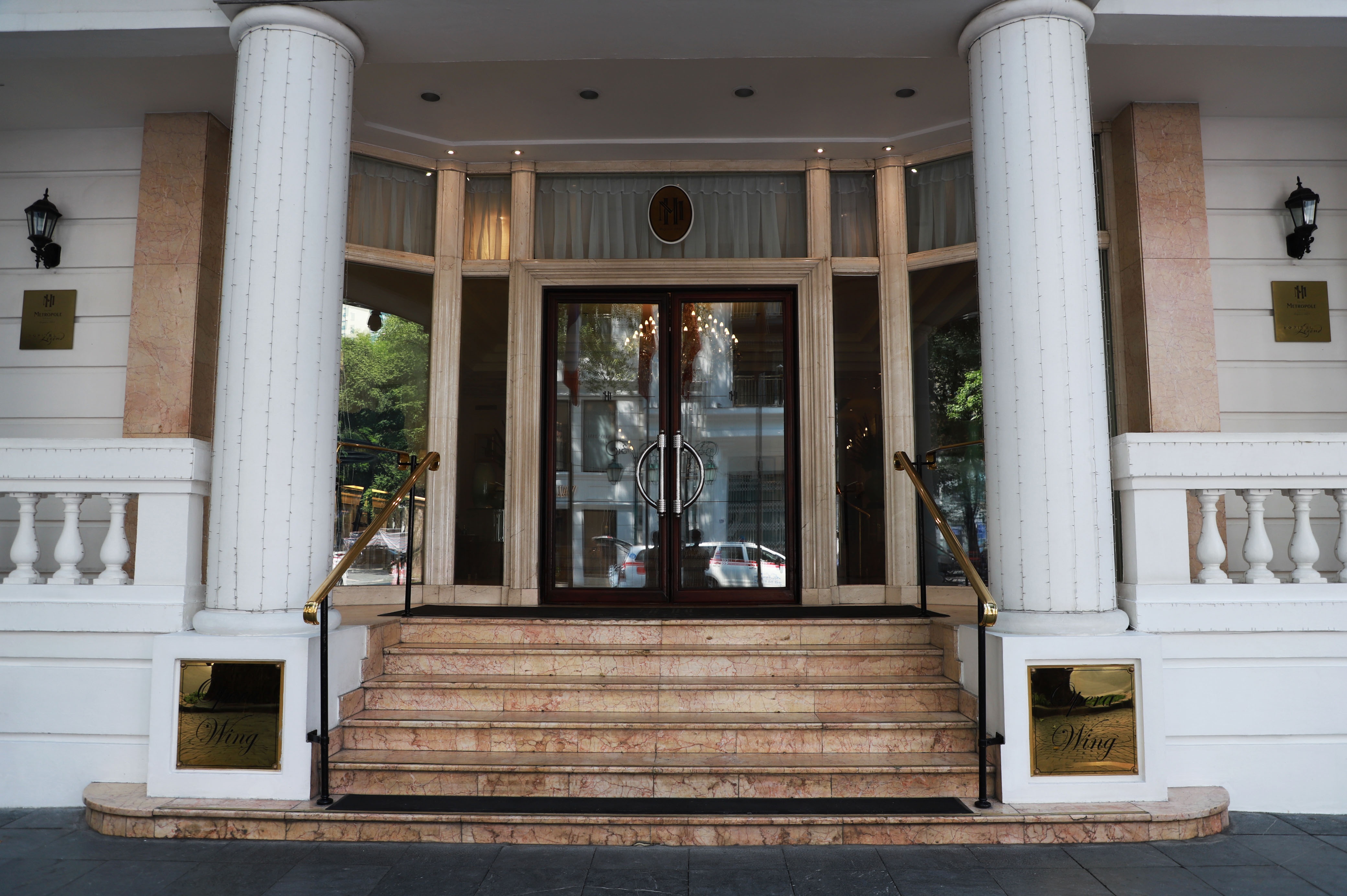 Khach san Metropole dong cua anh 2