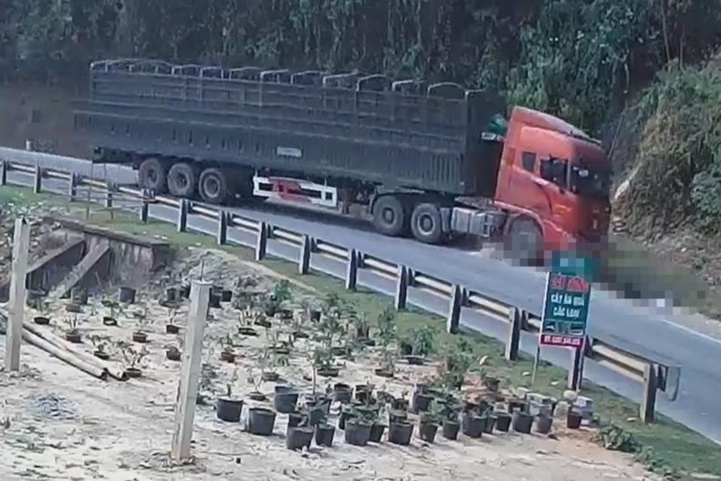 Xe dau keo mat lai, tong chet 2 nguoi hinh anh