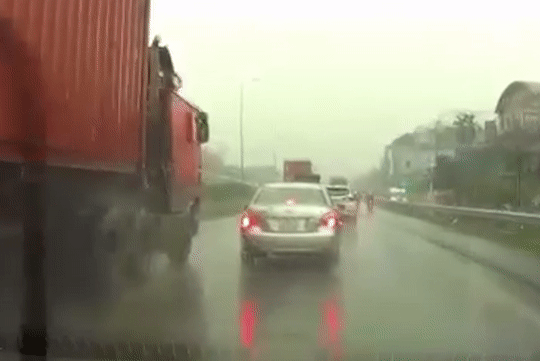 Tat dau container, oto bi dam vo nat hinh anh