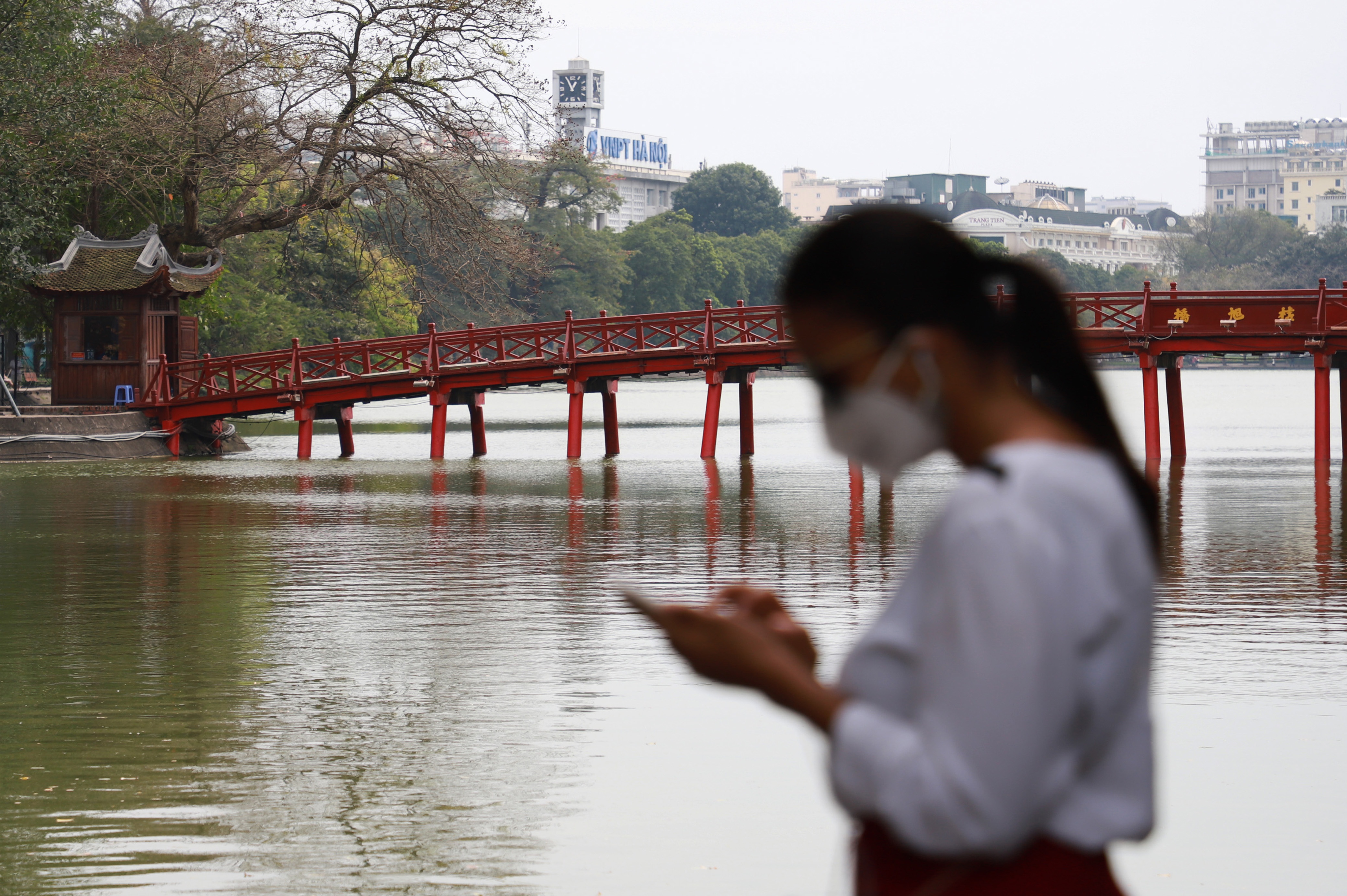 Tron cach ly len Noi Bai bay sang Anh anh 1