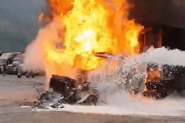 Xe container cho thanh long boc chay tai cua khau hinh anh