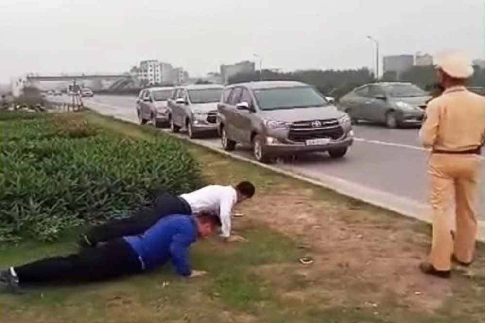 Tai xe chong day sau khi bi CSGT nhac nho deo khau trang hinh anh