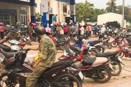 Hang tram nguoi dan do xo di mua xang hinh anh