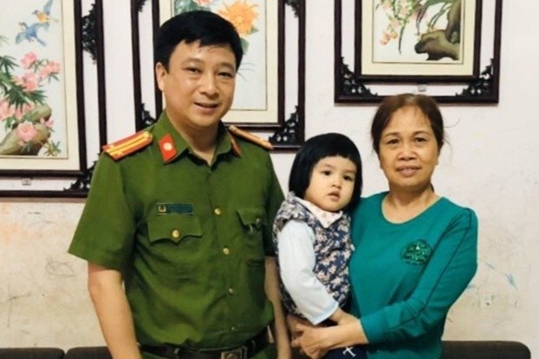 Di kiem tra chong dich, pho cong an huyen cuu song be gai 3 tuoi hinh anh