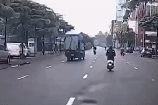 Tai xe oto tai danh lai tranh xe may sang duong hinh anh