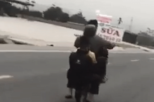 Xe may troi tu do tong vo dau oto Porsche hinh anh