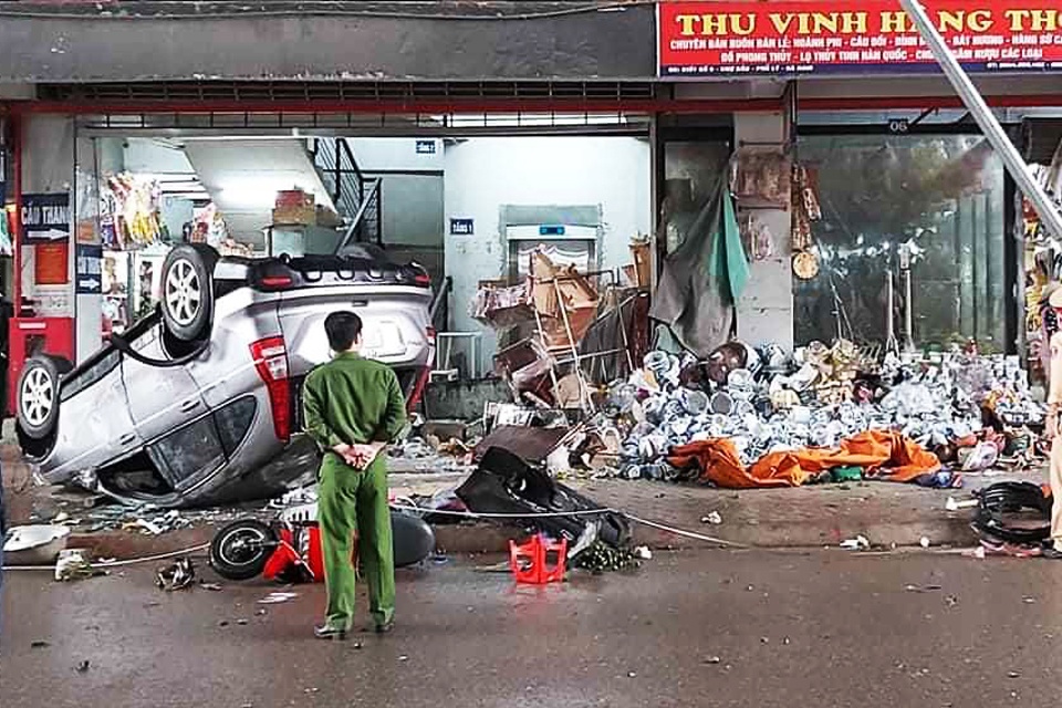 oto lat ngua Ha Nam anh 1