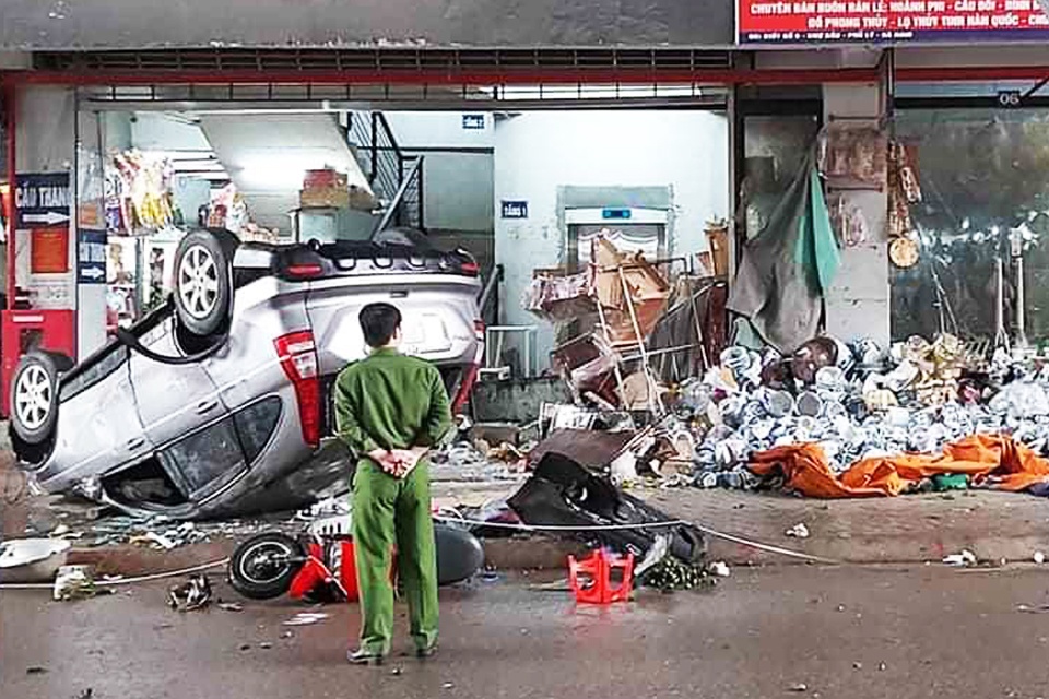 Oto lat ngua sau va cham lien hoan, 4 nguoi bi thuong hinh anh