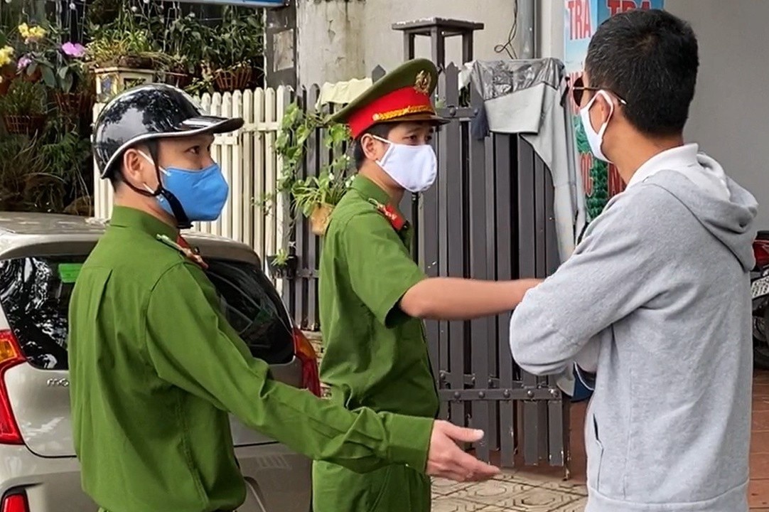 Xu phat nguoi cau ca o ho Truc Bach vi pham lenh cach ly hinh anh