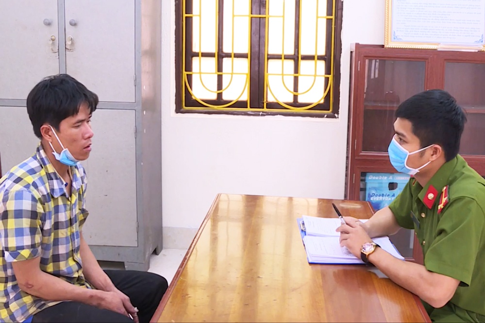 Khoi to 2 truong hop chong doi tai chot kiem dich Covid-19 hinh anh