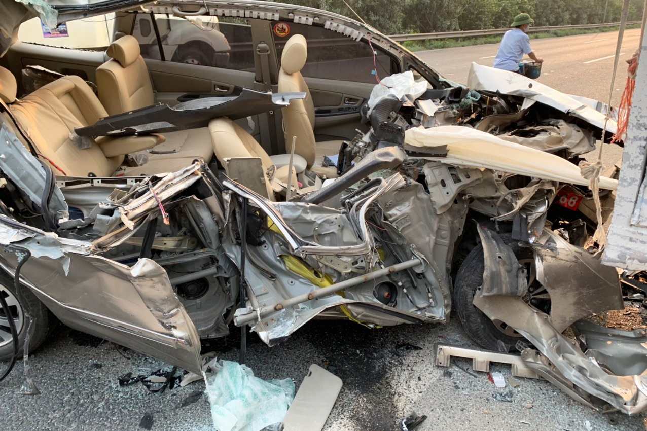 Oto bien do nat dau vi dam vao xe tai, tai xe vang xuong duong hinh anh