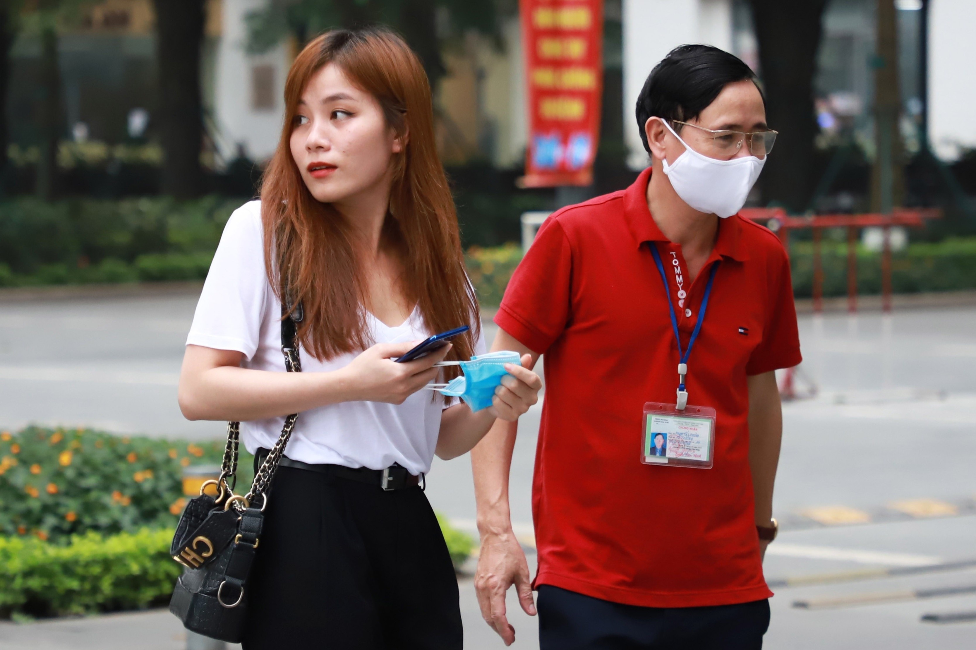 Lap chot, xu phat nhieu nguoi khong deo khau trang tai Times City hinh anh