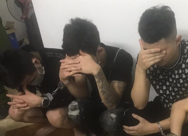 6 thanh nien mo tiec ma tuy giua mua dich hinh anh