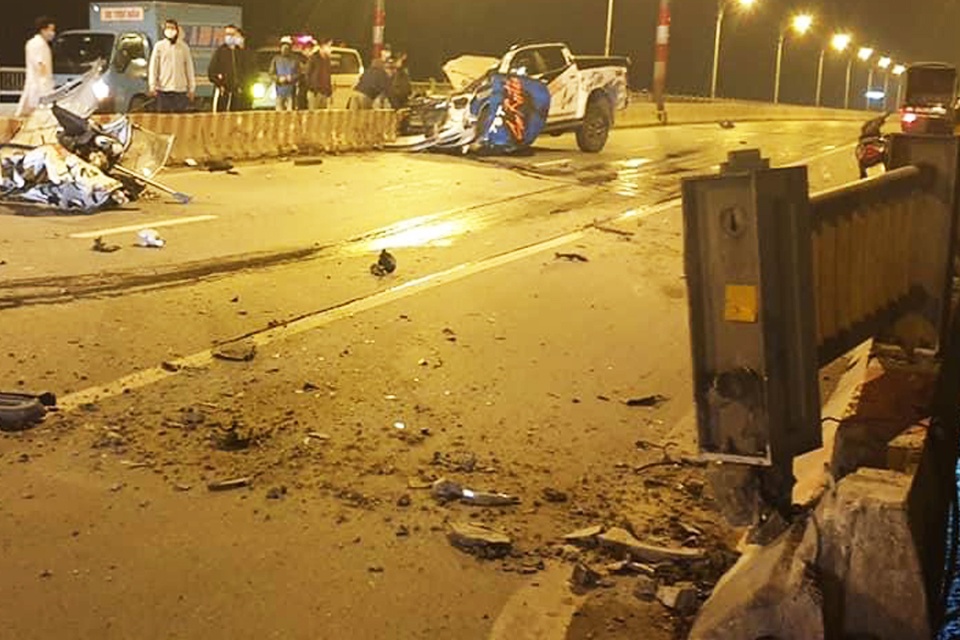 Xe ban tai dam gay thanh cau, mot nguoi chet hinh anh