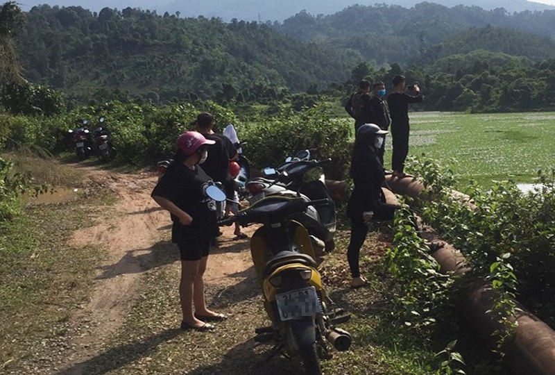 12 nguoi tu tap chup anh hoa luc binh giua lenh cach ly hinh anh