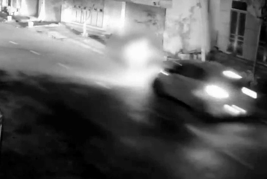 2 chi em di tap the duc bi oto tong hinh anh