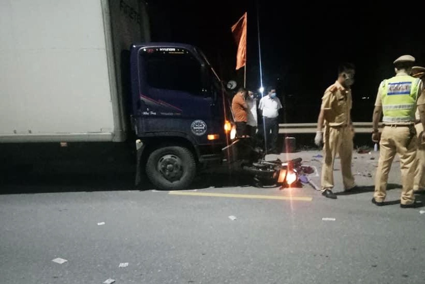 Xe may kep 3 va cham voi oto tai, 3 nguoi chet hinh anh