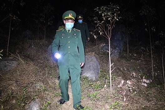 Ha Giang phat hien 8 nguoi nhap canh trai phep tu Trung Quoc hinh anh