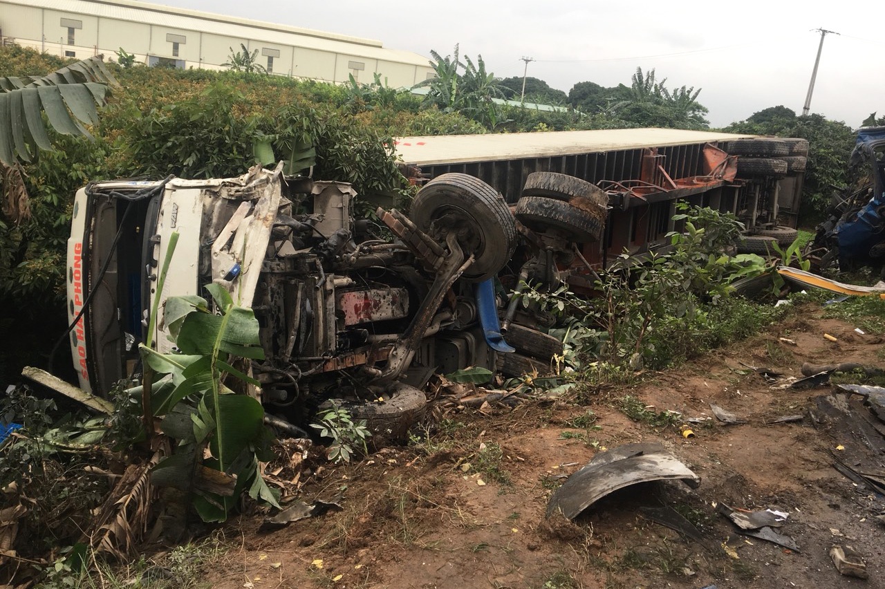 Xe dau keo lat ngang sau cu va cham, tai xe mac ket trong cabin hinh anh