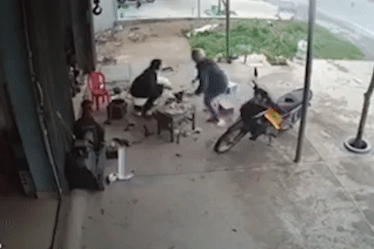 Oto boc chay, lao vao nha dan hinh anh