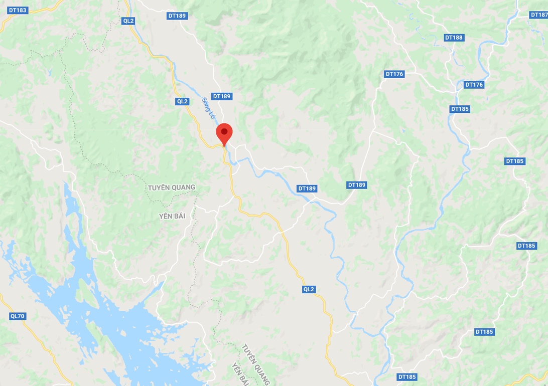 Xe cho gao roi xuong song anh 2