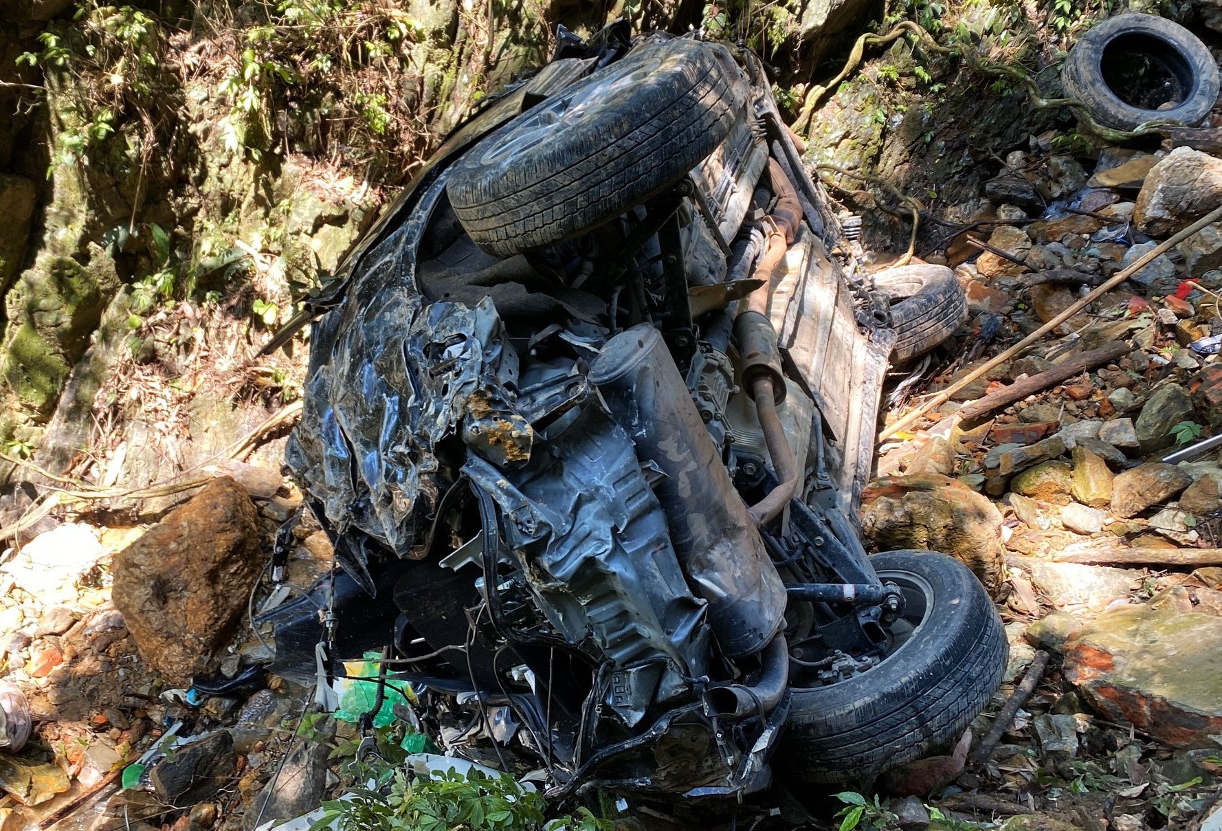 Oto trong vu tai nan 4 nguoi chet nam duoi vuc sau 200 m hinh anh