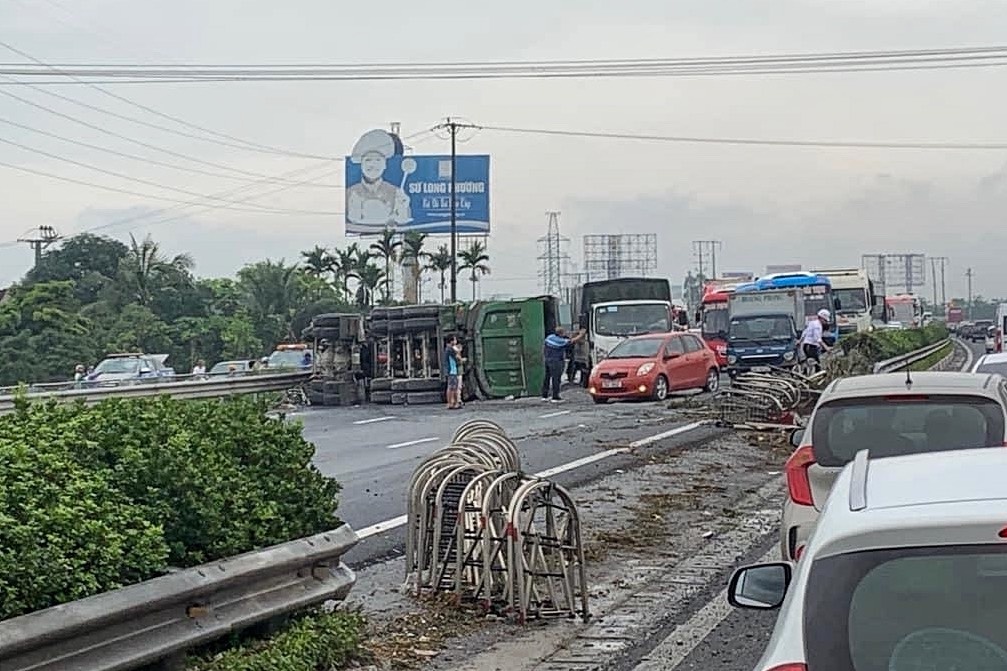 Xe tai lat ngang, cao toc Phap Van - Cau Gie un tac keo dai hinh anh