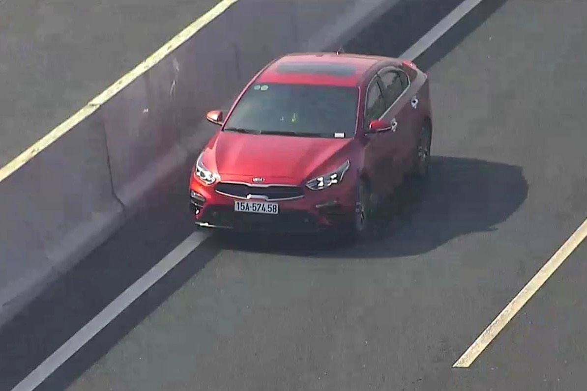 Xe Kia chay nguoc chieu tren cao toc Ha Noi - Hai Phong hinh anh