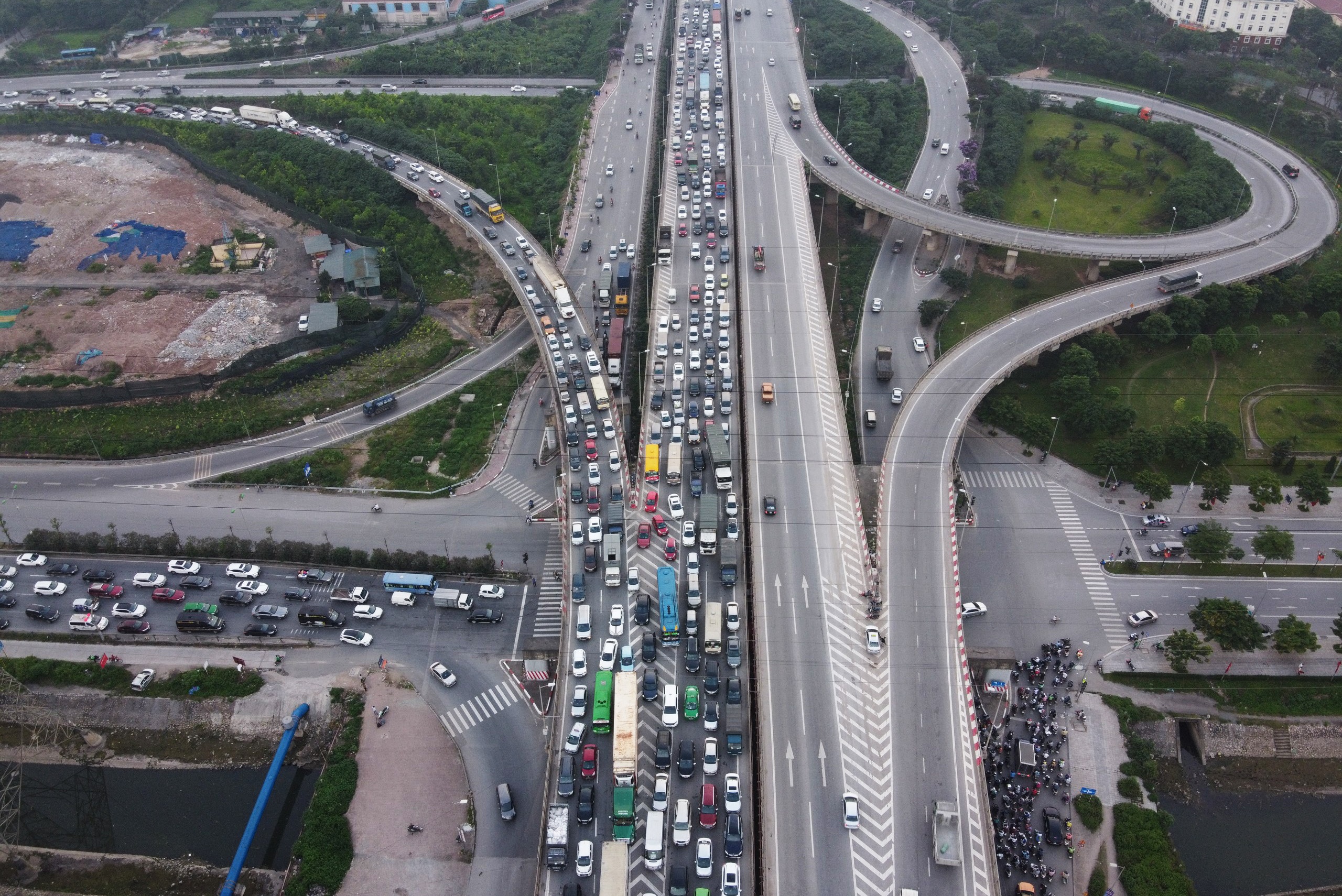Tai nan tren cau Thanh Tri, duong vanh dai 3 un tac gan 10 km hinh anh