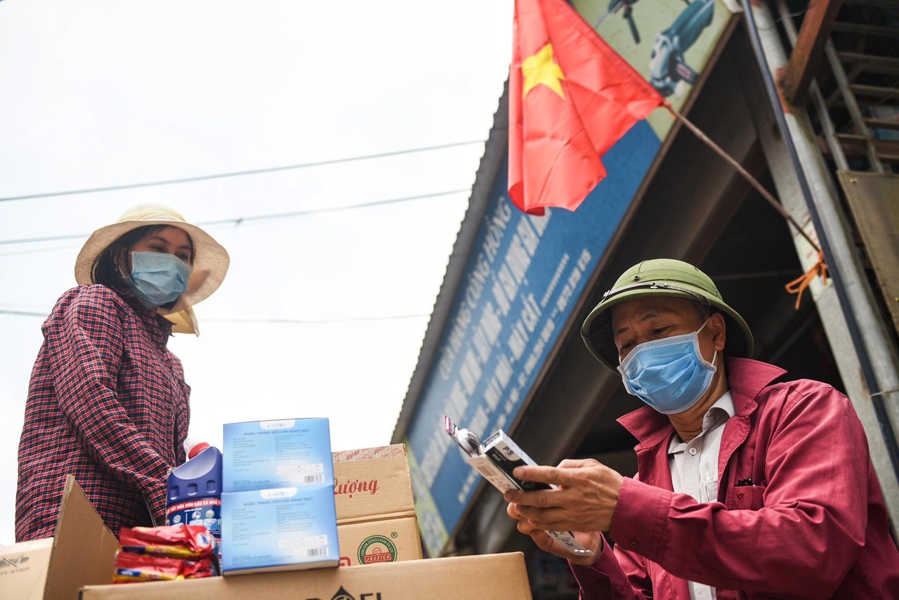 Nguoi Ha Loi truoc gio do cach ly hinh anh