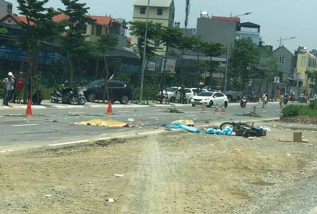 Container dam chet 2 me con anh 1