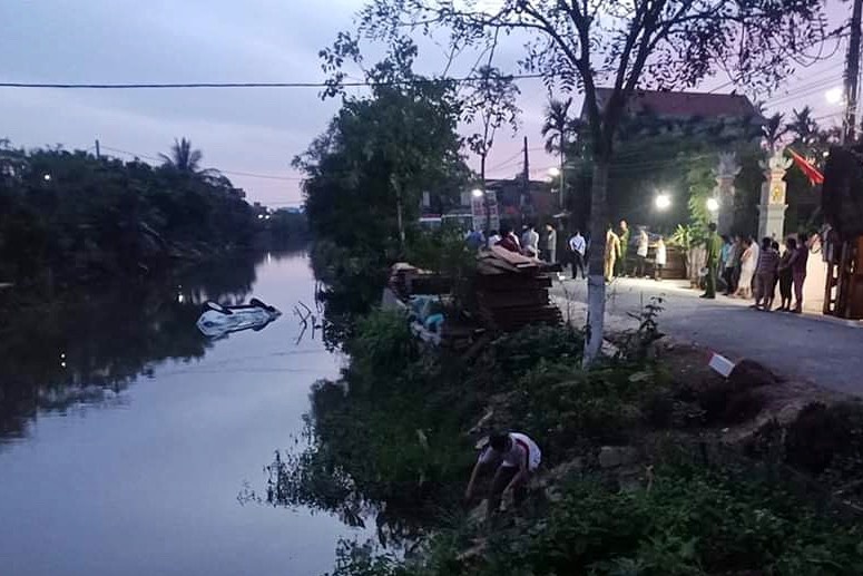 Oto roi xuong song, 2 nguoi chet hinh anh