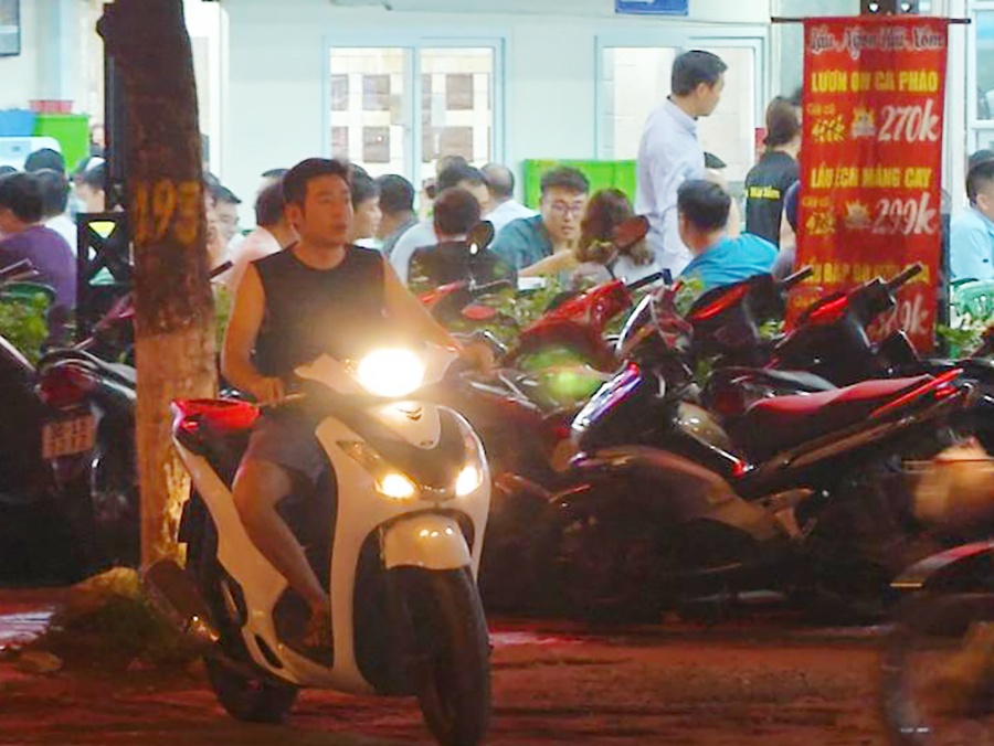 Quan nhau dong sau gian cach, CSGT manh tay xu ly vi pham nong do con hinh anh