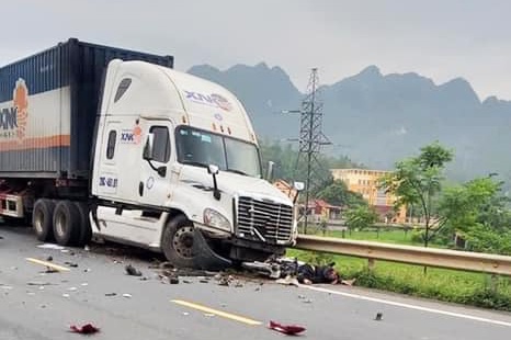 Xe container gay tai nan lien hoan, 1 nguoi chet hinh anh