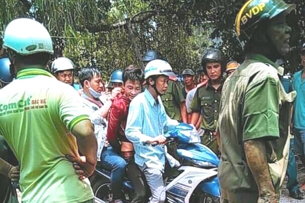 Truy sat cha me vo roi chui vao lu nuoc tron hinh anh