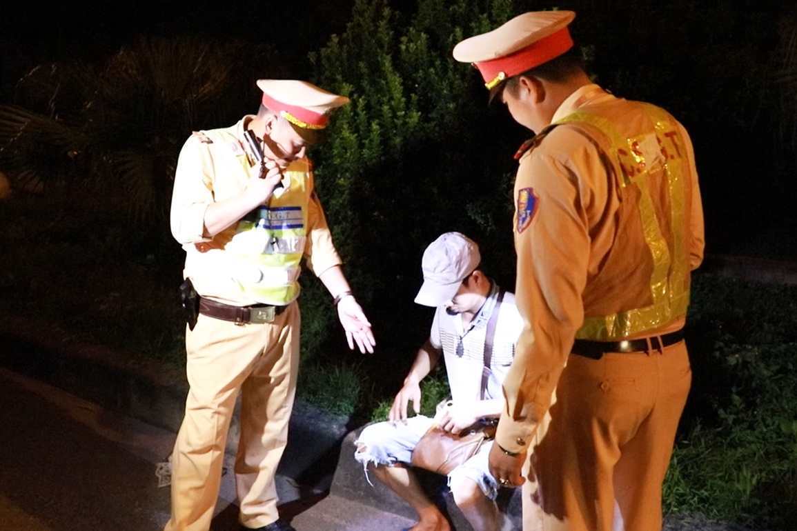 Tai xe nghi duong tinh uong 11 chai nuoc cau gio 'ne' kiem tra ma tuy hinh anh