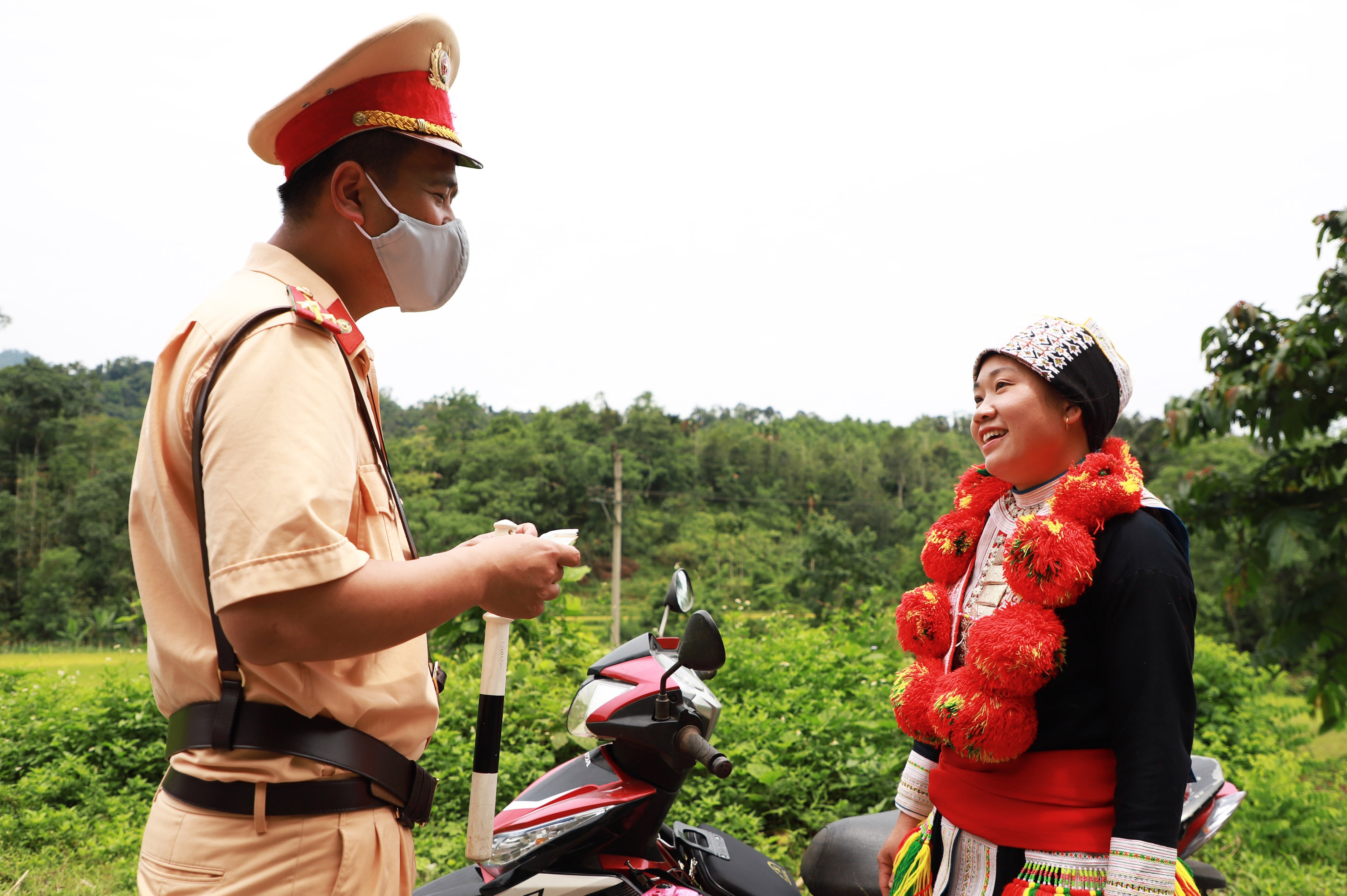 Co gai nguoi Dao bi CSGT dung xe vi khong doi mu bao hiem hinh anh