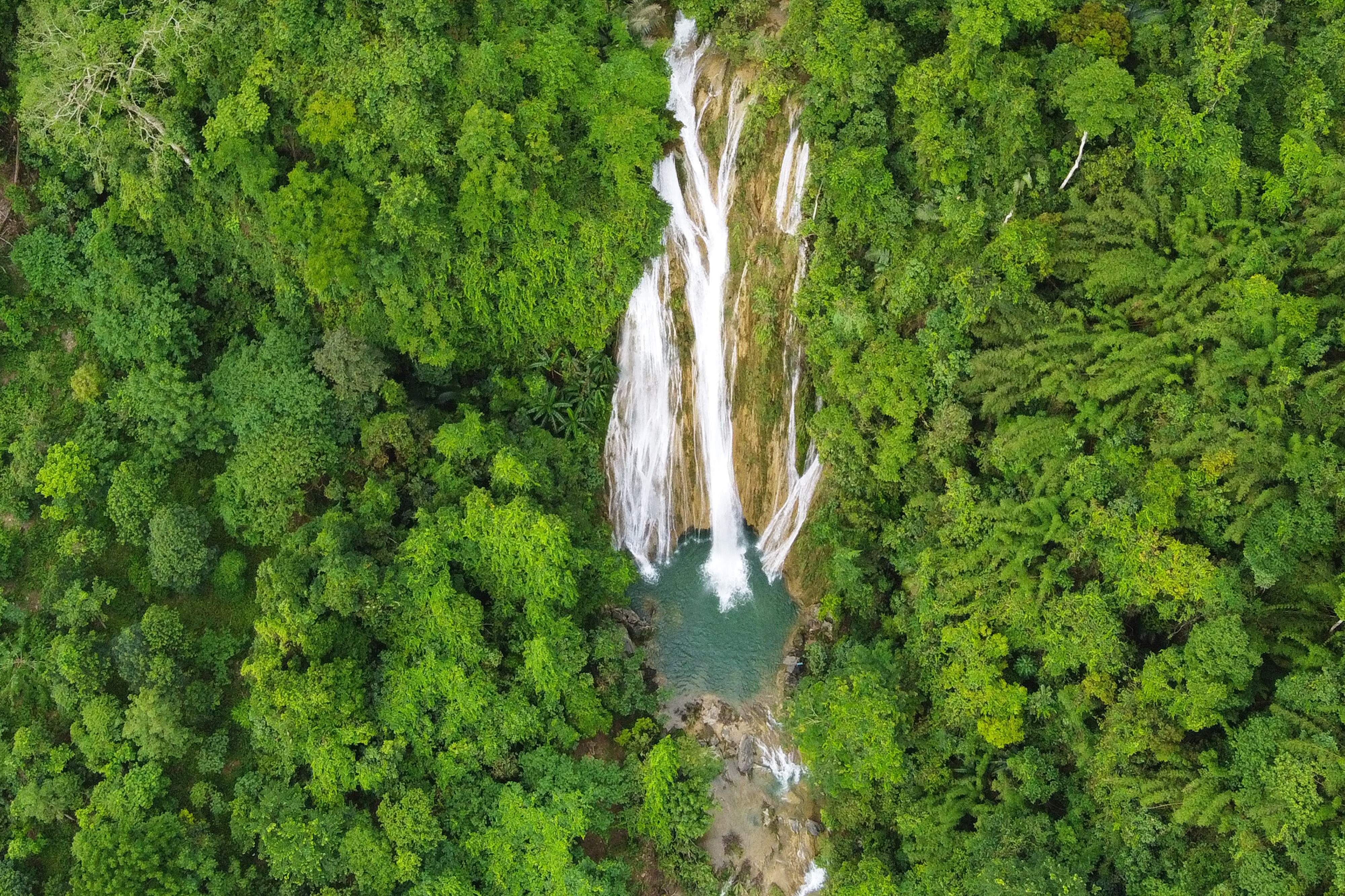 Thac nuoc hung vi giua nui rung Tuyen Quang hinh anh