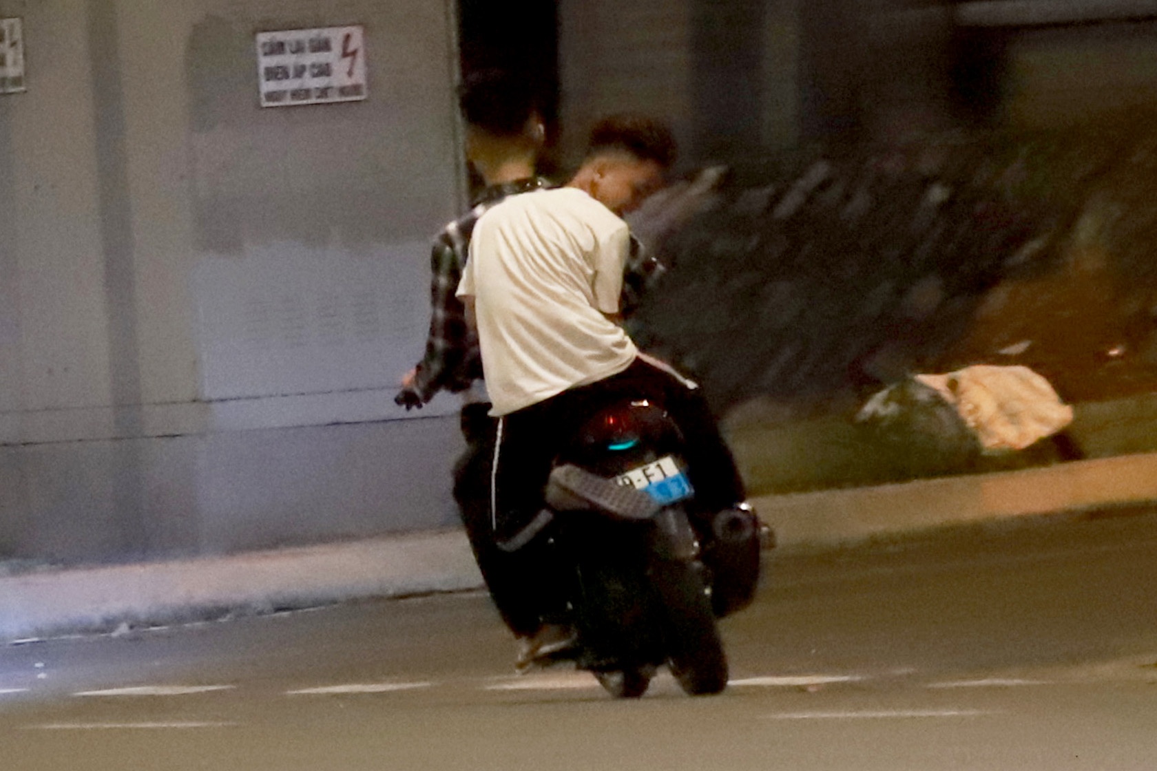 Tam giu nhom thanh nien 'thong chot' CSGT hinh anh