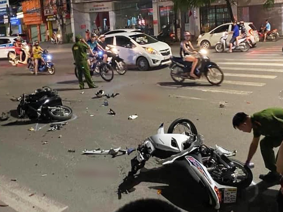 Dua xe dam chet nguoi anh 1