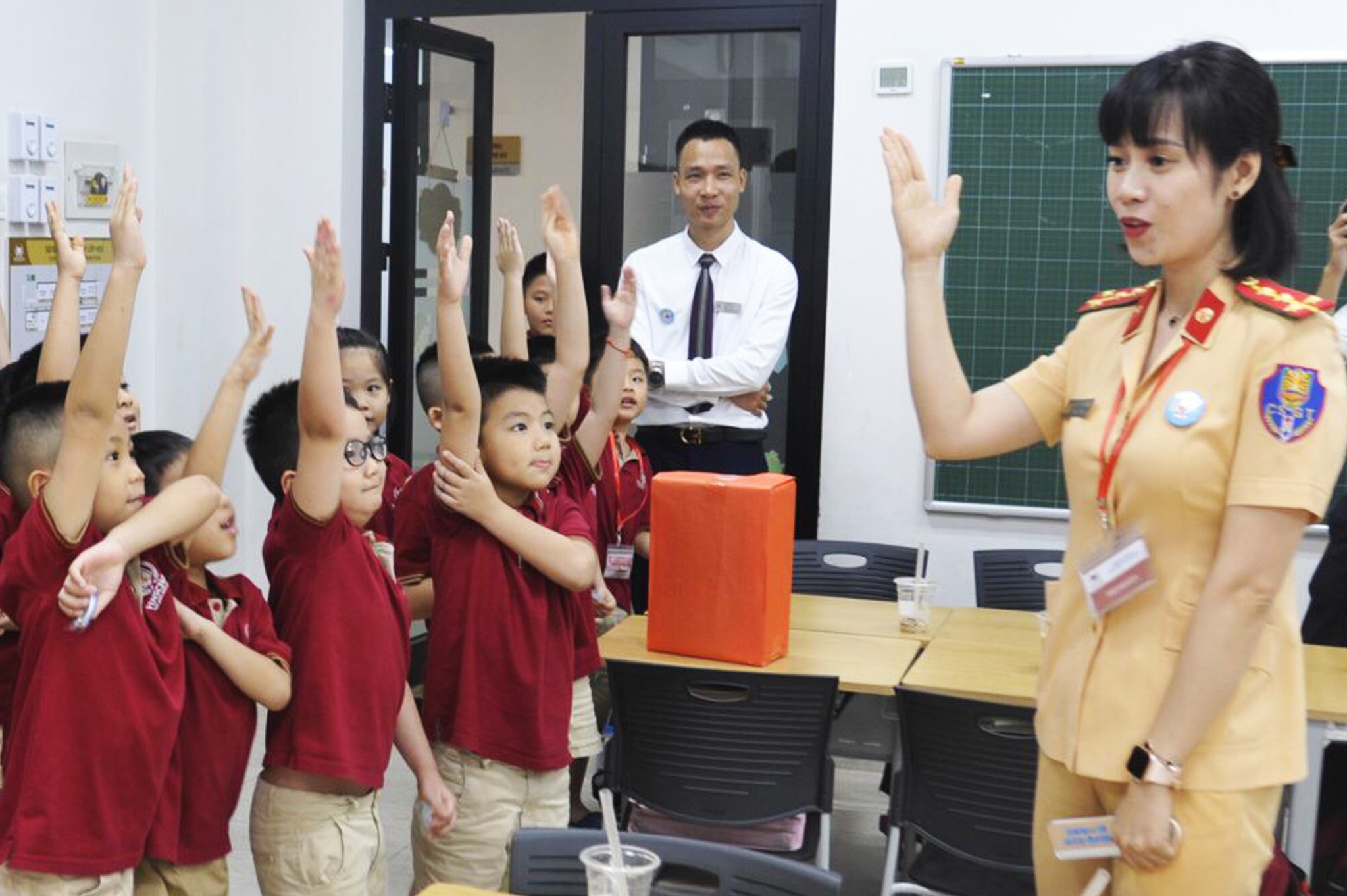 Huong dan an toan giao thong cho gan 1.400 hoc sinh hinh anh